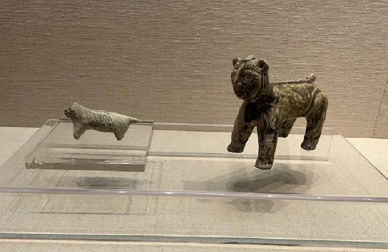 灰陶虎、青瓷虎形神兽_副本.jpg