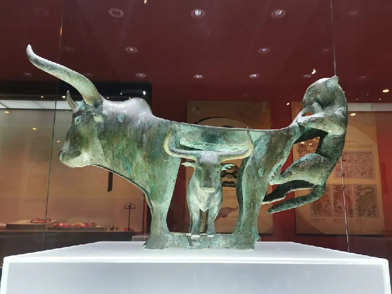 牛虎铜案  （复制品）_副本.jpg
